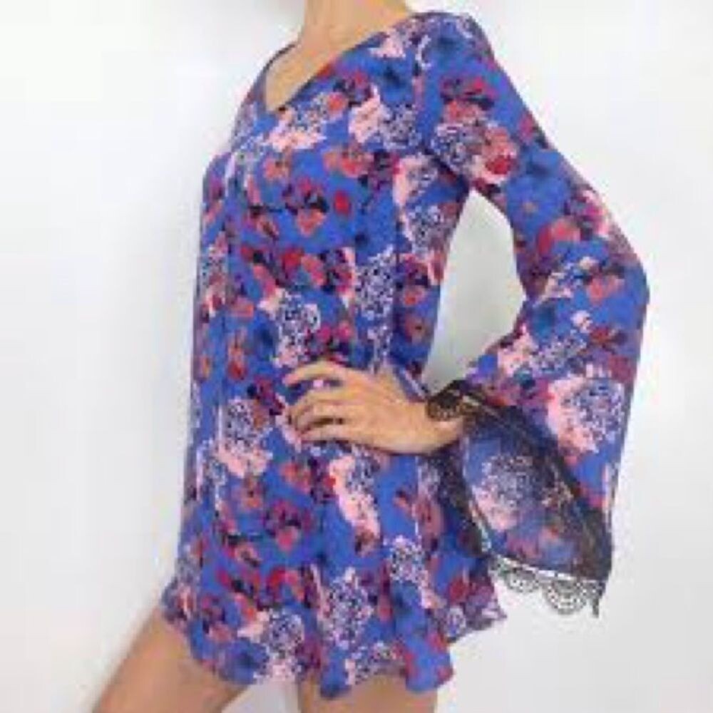 ASTR The Label Blue Floral Bell Sleeve Mini Dress with Lace Trim Size M‎